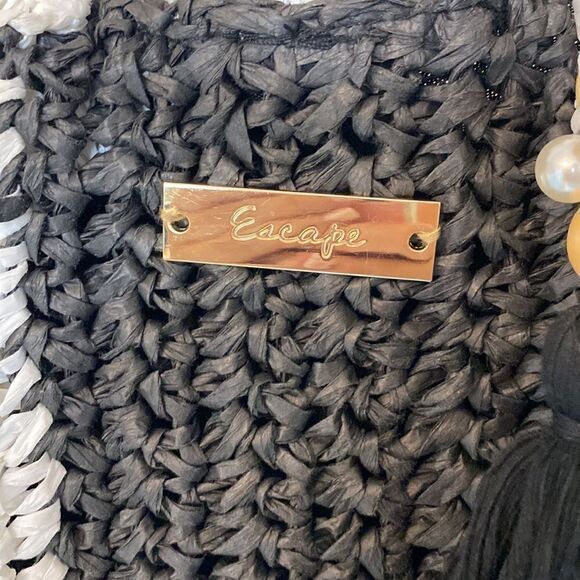 Escape- woven beach tote- black and white- shell tassel - Picture 4 of 10